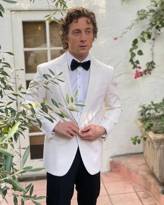 Jeremy Allen White hasn't said anything regarding the scar on his back. celebsindepth.com