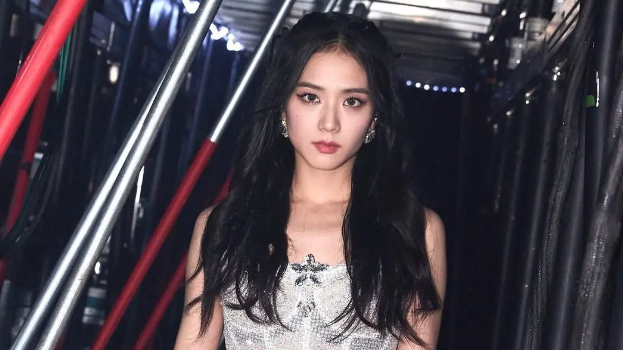 Jisoo is single as of 2023.