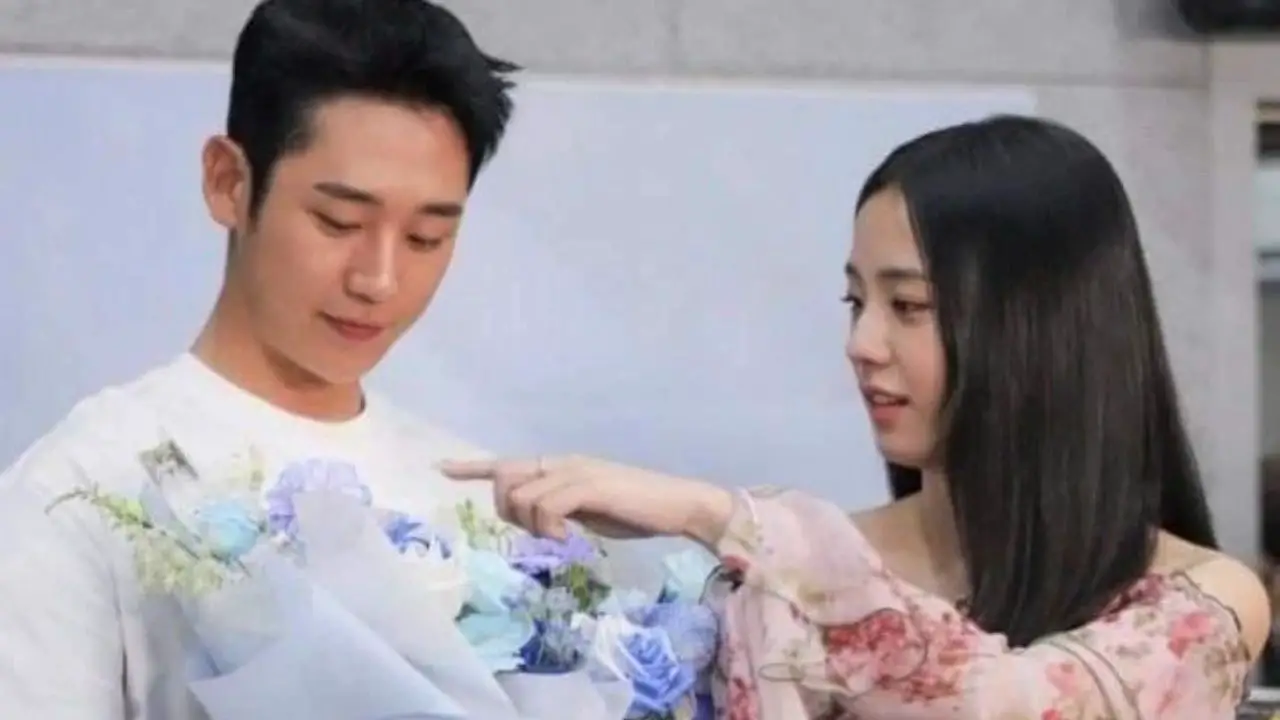 Jisoo and her onscreen boyfriend, Jung Hae In, were linked by fans.