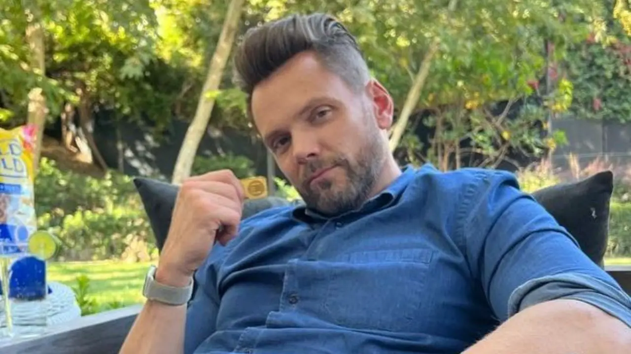 Joel McHale looks more young due to plastic surgery. celebsindepth.com