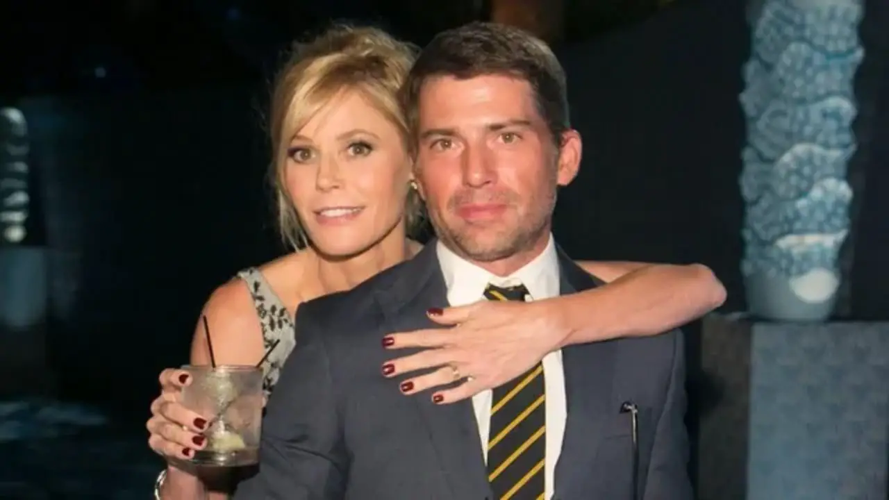 Julie Bowen divorced her ex-husband, Scott Phillips, in 2018. celebsindepth.com