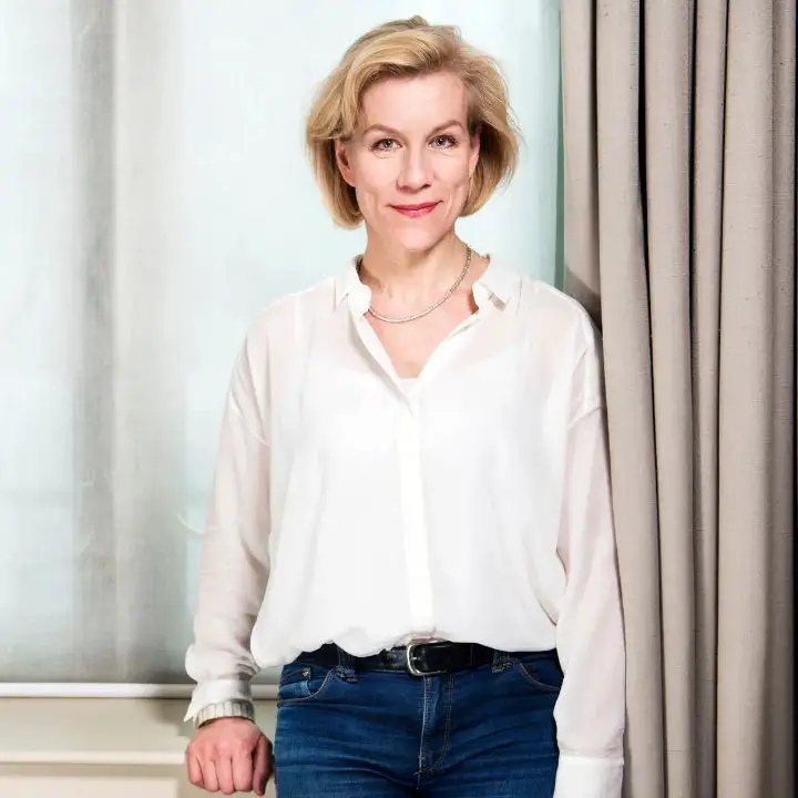 Juliet Stevenson doesn't seem to be transgender. celebsindepth.com