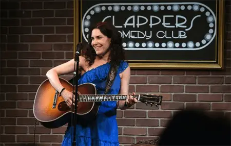 Lahna Turner with her guitar on stage.
