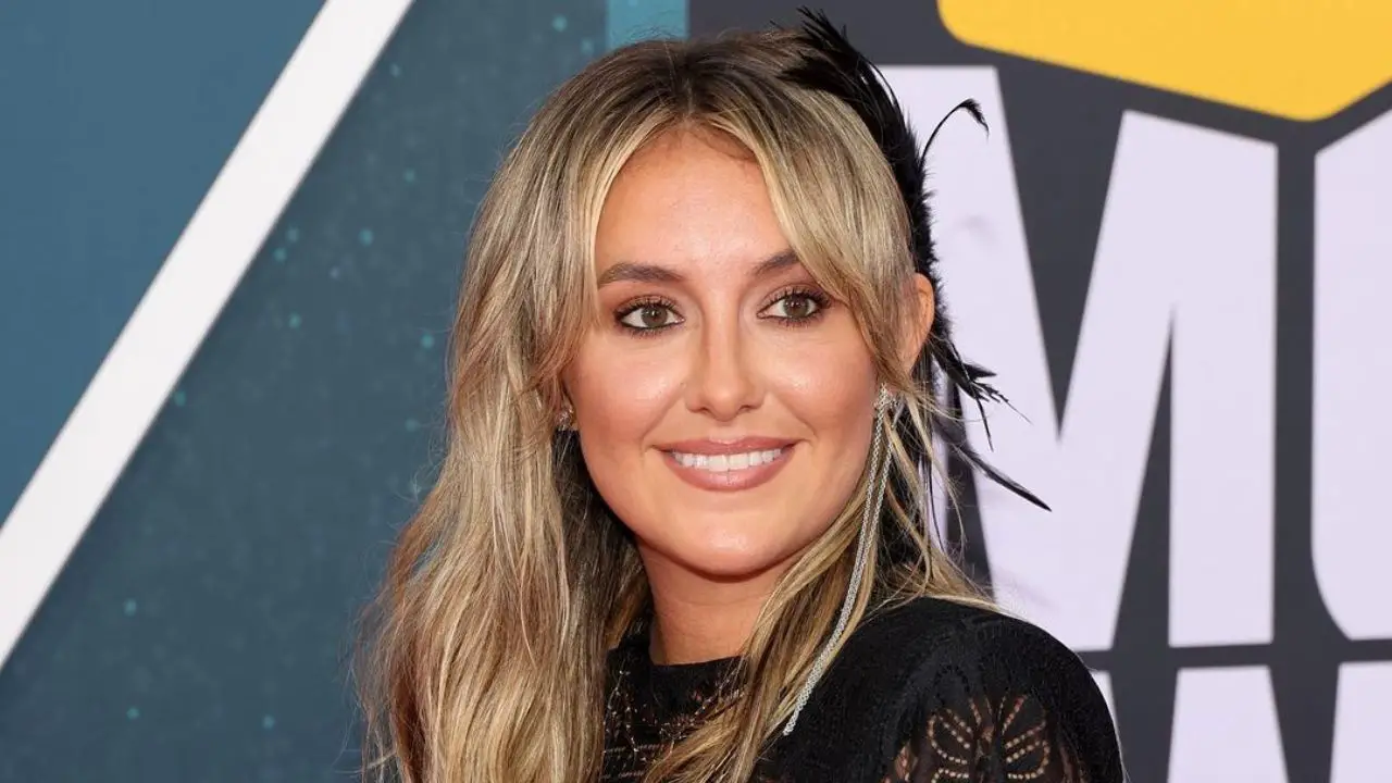 Lainey Wilson still looks young without wrinkles and has a puffy face, indicating that she had fillers.