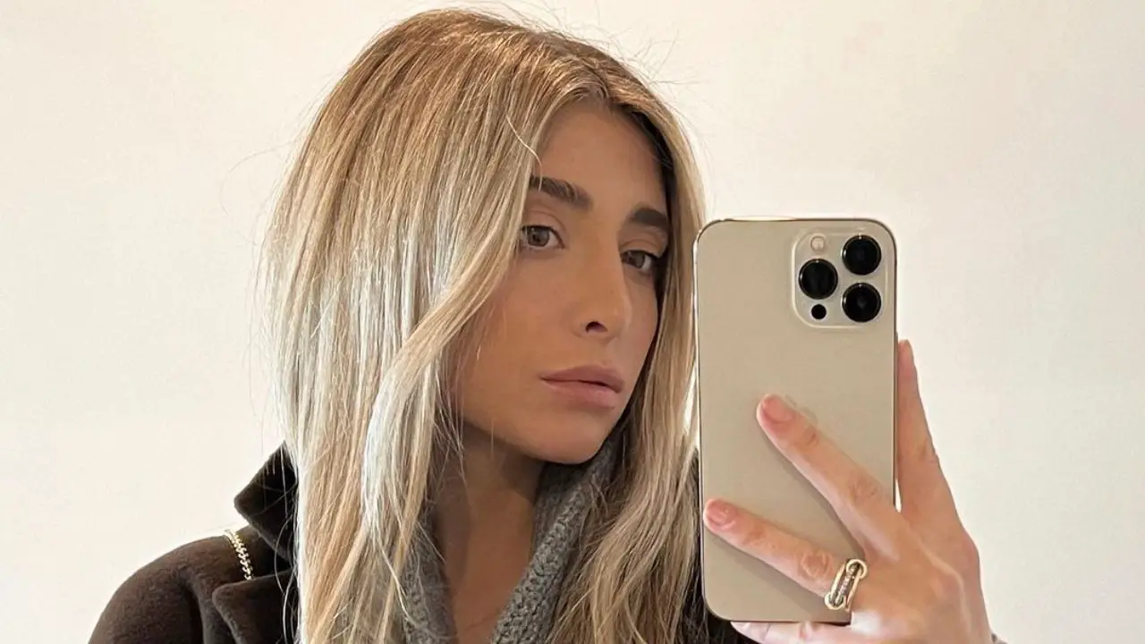 Lauren Elizabeth is a popular YouTube personality who focuses on fashion and cosmetics.