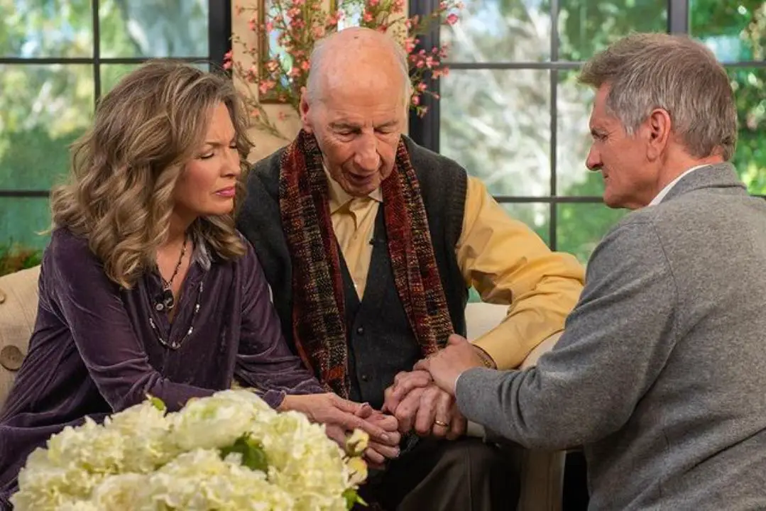 Laurie Crouch doesn't seem to have any health problems. celebsindepth.com