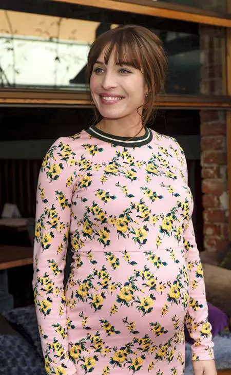 Alida pregnant with her first child which was later revealed to be a daughter.