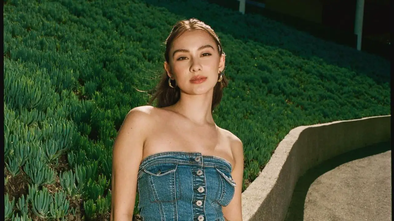 Lola Tung doesn't have a boyfriend in 2023. celebsindepth.com