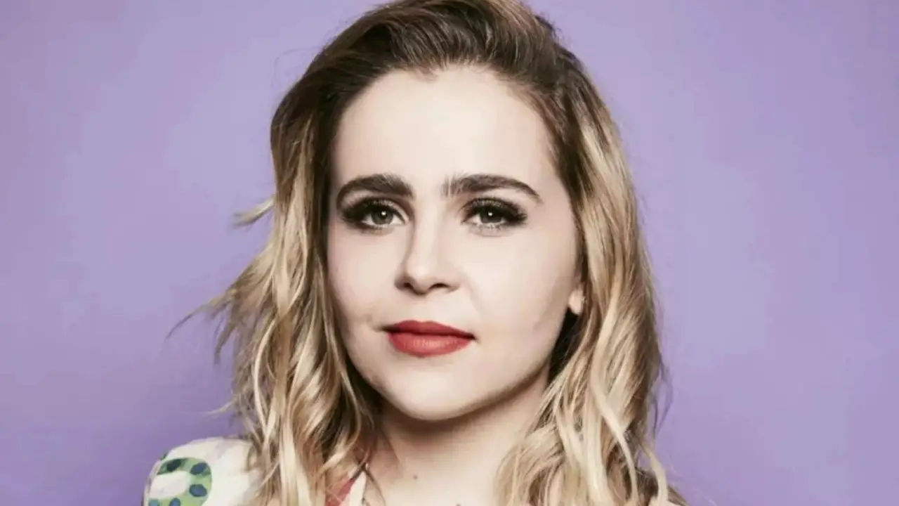 Mae Whitman made her cinematic debut in the romance drama When a Man Loves a Woman at the age of 6. celebsindepth.com