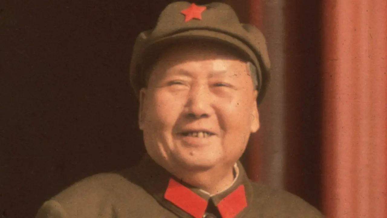 Mao Zedong has yellowish and somewhat green teeth. celebsindepth.com