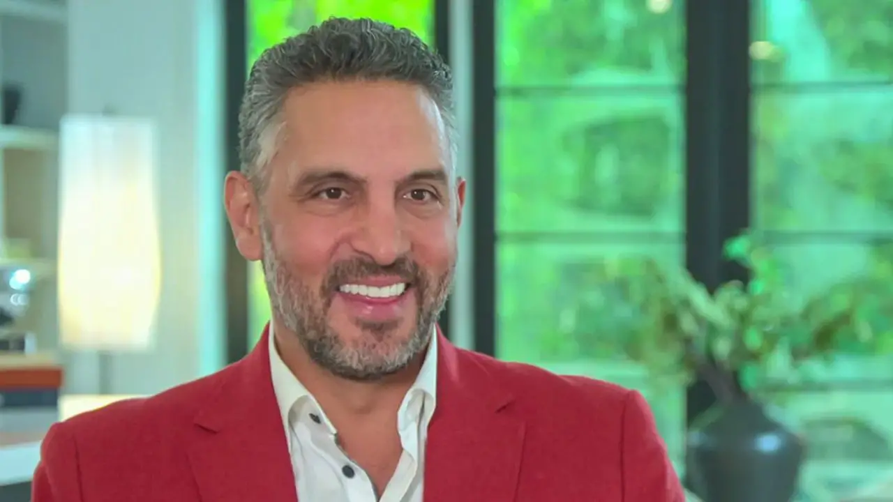 Mauricio Umansky's smile has become wider than before due to good teeth. celebsindepth.com