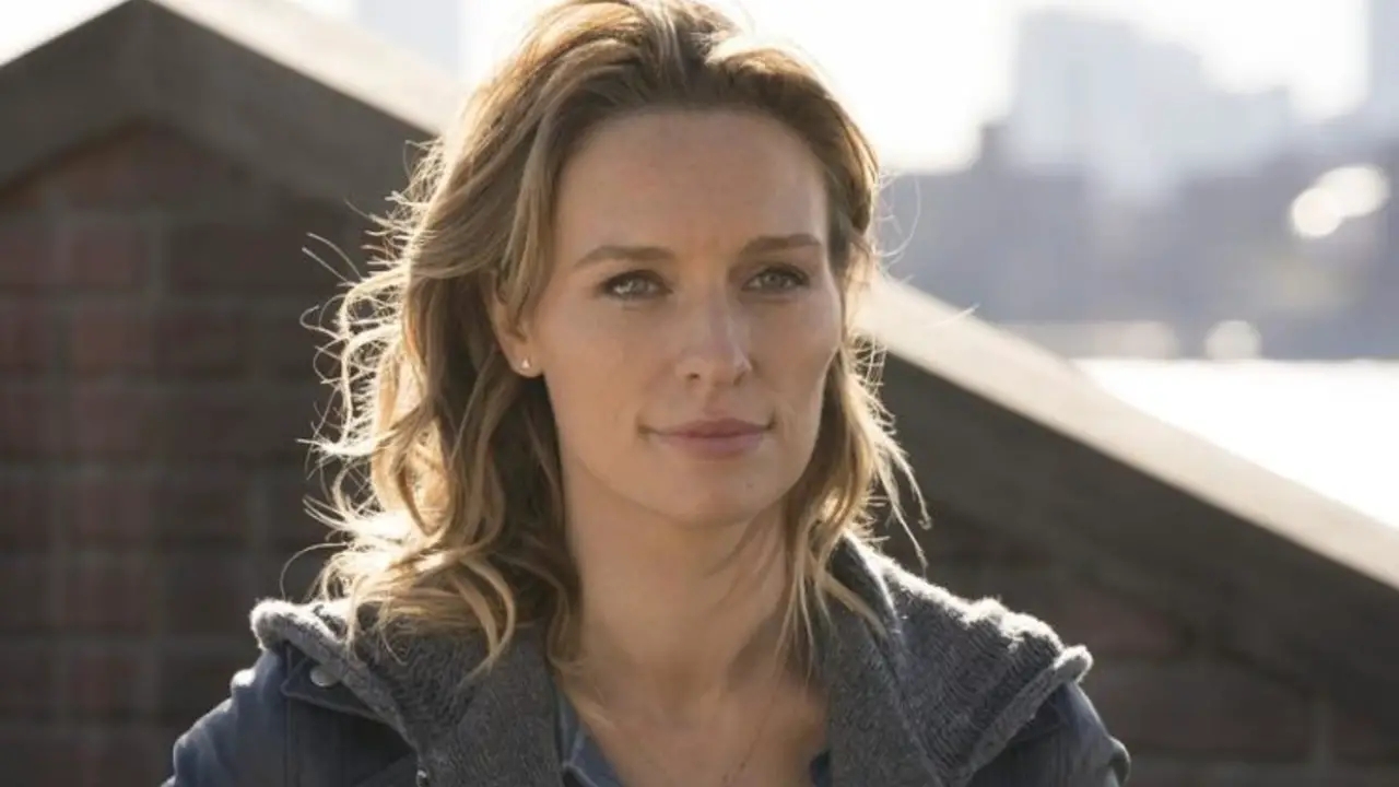 Michaela McManus is the new target of Joe Goldberg on You season 3 on Netflix.