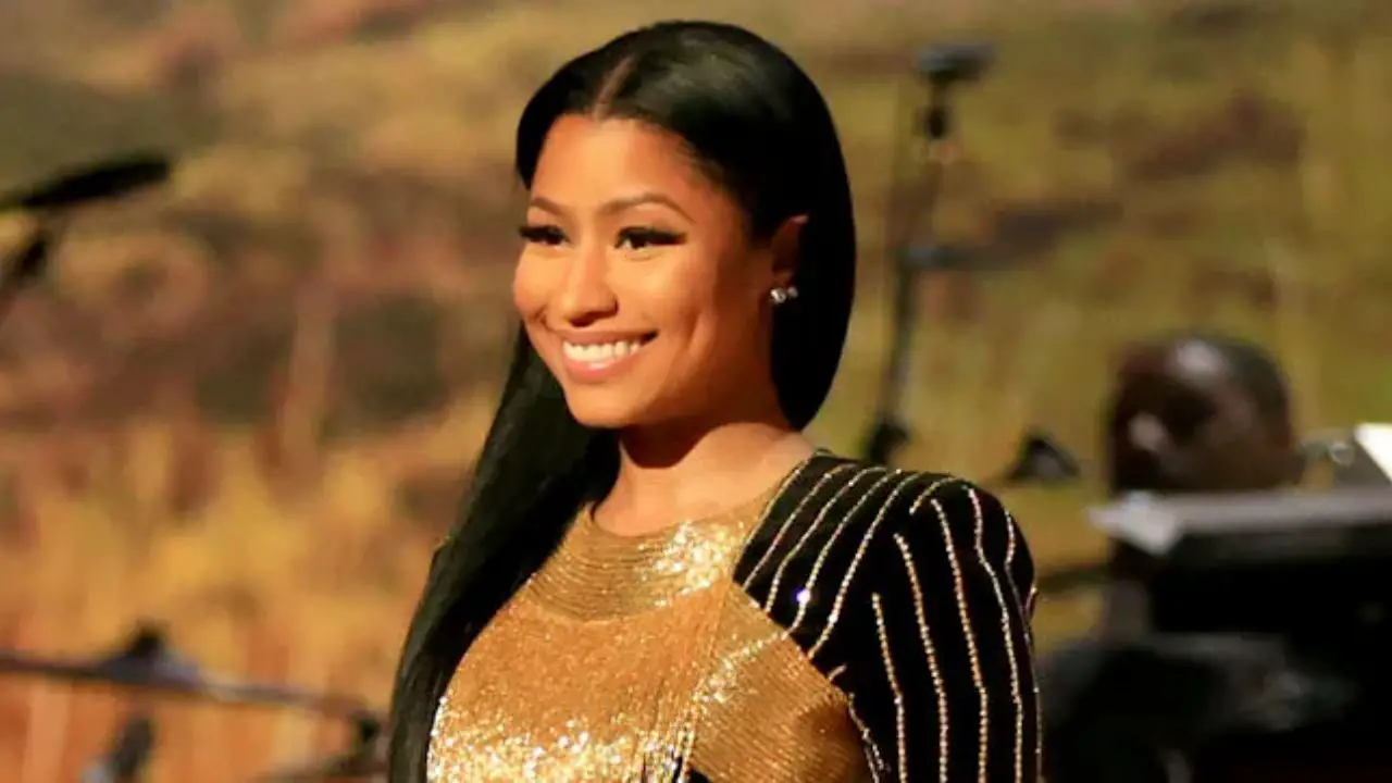 Nicki Minaj’s Has Yellow Teeth on Inner Side of Her Mouth