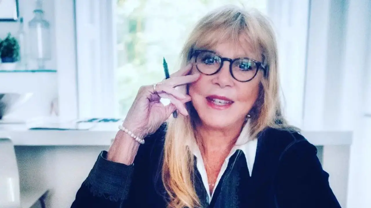 fixing her teeth Pattie Boyd doesn't have a gap. celebsindepth.com