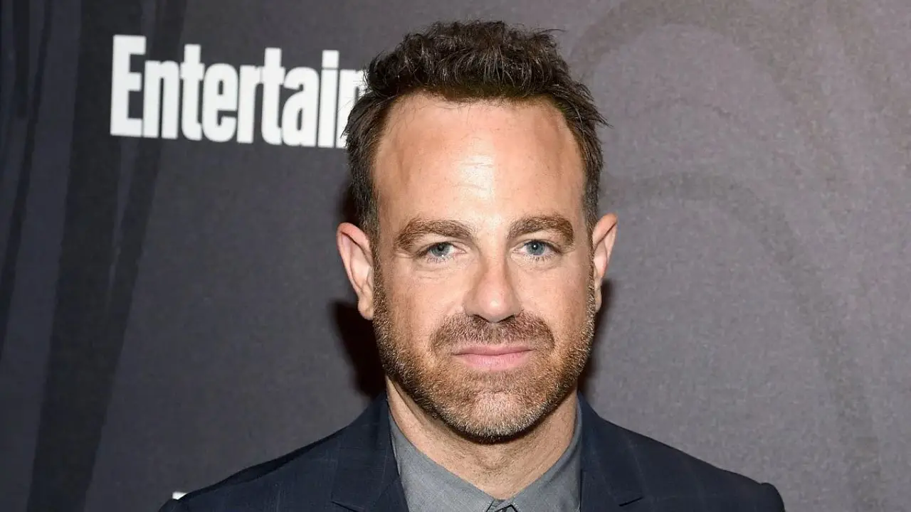 Paul Adelstein plays the role of Steve Chambers in Cruel Summer season 2. celebsindepth.com