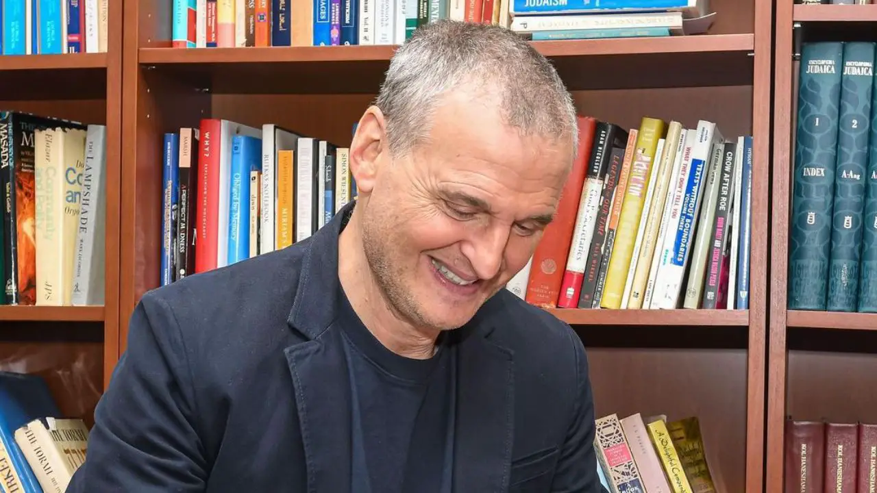 Phil Rosenthal has yet to address whether he is autistic or not. celebsindepth.com