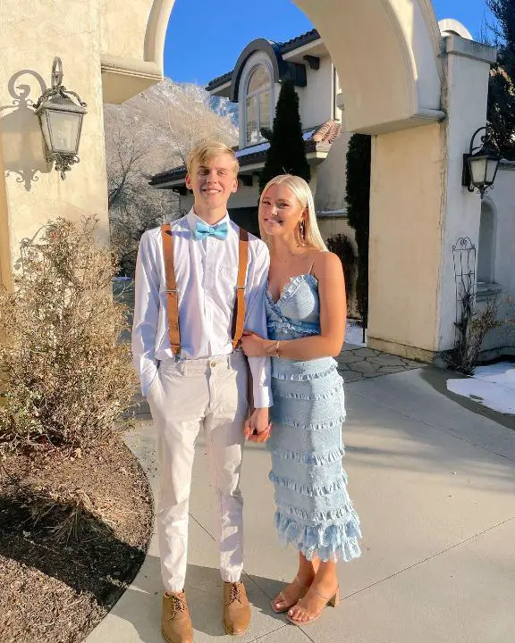 Rylee Arnold keeps sharing pictures with her friends. celebsindepth.com