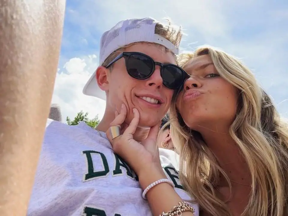  Sadie Crowell with her boyfriend, Charlieonna Friday. celebsindepth.com