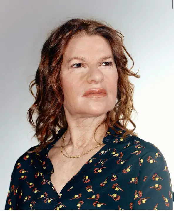 Sandra Bernhard has smooth skin due to plastic surgery. celebsindepth.com