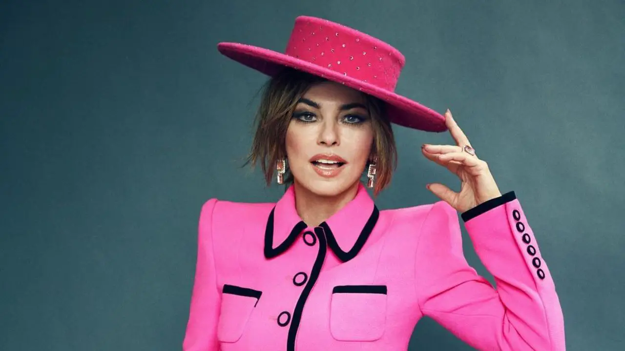 Shania Twain loves her body and is very confident about it. celebsindepth.com 
