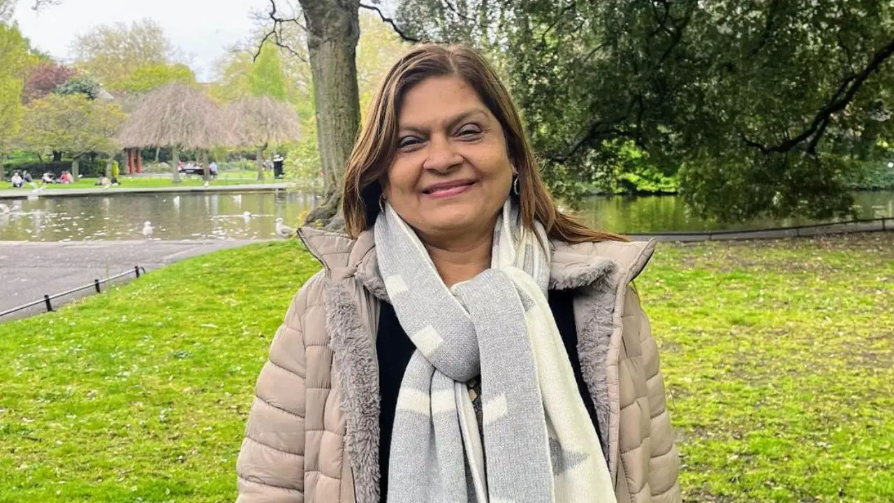 Sima Aunty owns and operates her own website company, Sima Taparia Net.