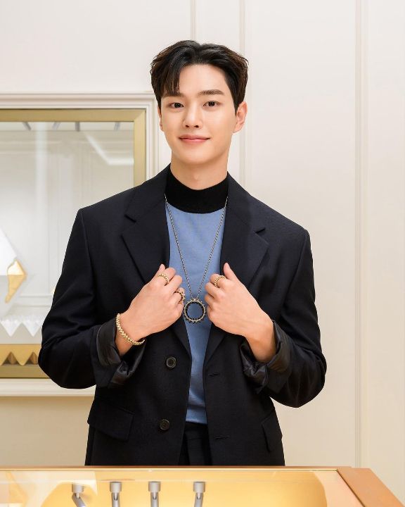 Song Kang doesn't seem to have any girlfriends. celebsindepth.com