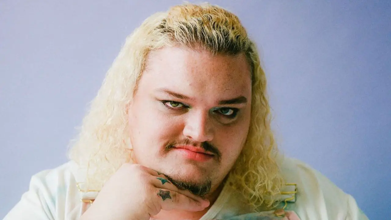 Singer Talk currently doesn't have a girlfriend. celebsindepth.com