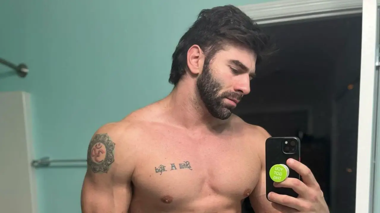 Trevor from Love is Blind is suffering from psoriasis. celebsindepth.com