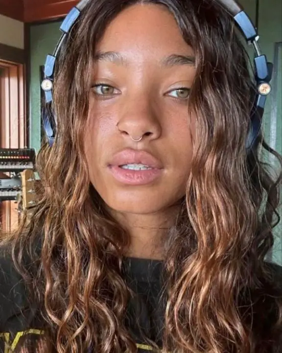 Willow Smith's evidence of a big nasal base denies the nose-done rumors. celebsindepth.com