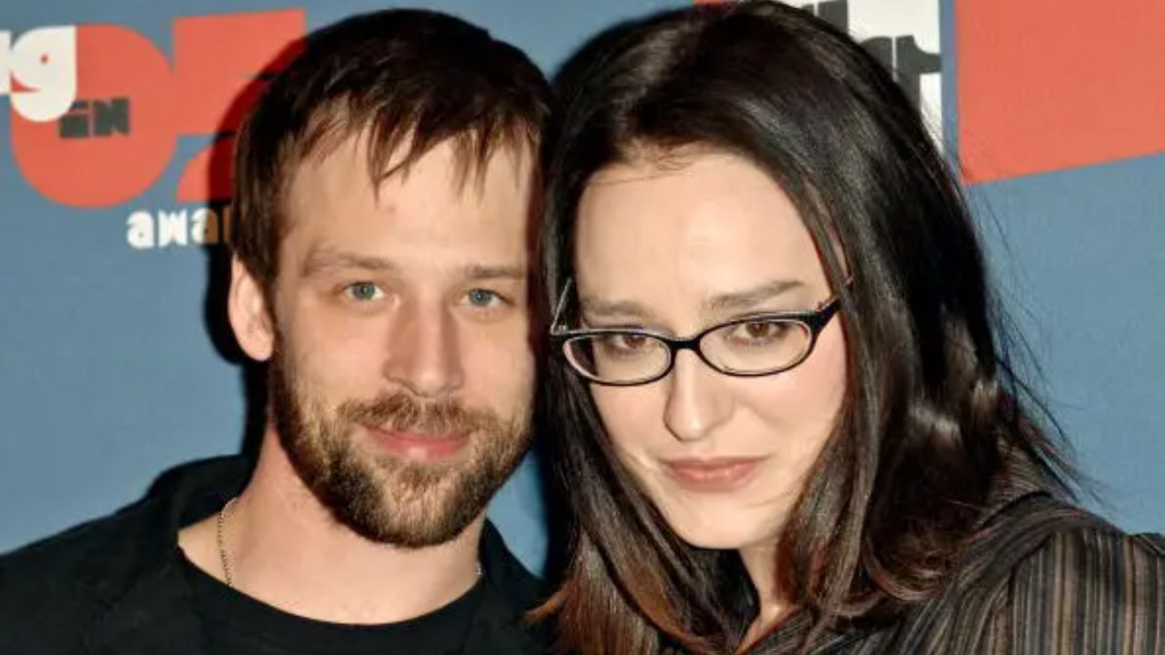 Lisa Kennedy Montgomery was previously married to Dave Lee. Lisa is taking care of two daughters as a single mother now.