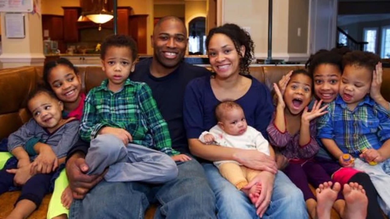 Shaun Alexander with his wife and kids.
