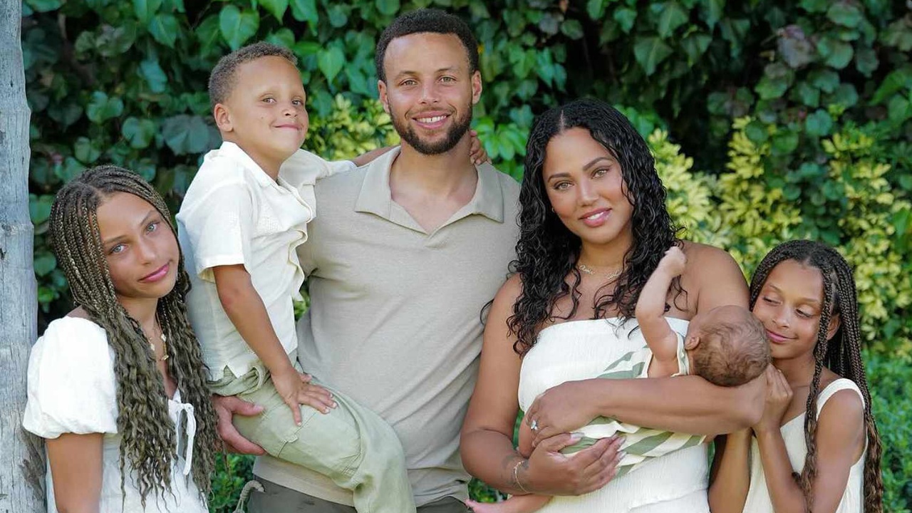 Steph Curry with his wife and kids.