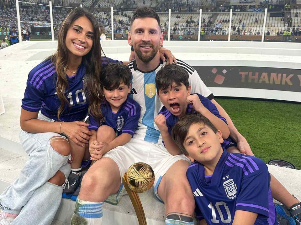Lionel Messi with his wife and kids.