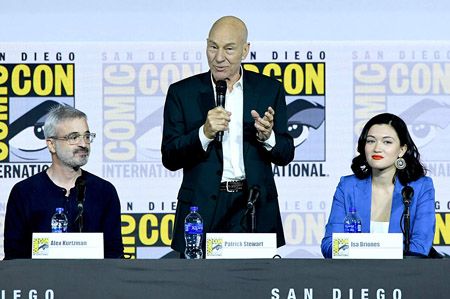 Sir Patrick Stuart and Isa Briones at the comic con promoting Star Trek: Picard.