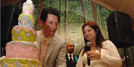 Alex Guarnaschelli and Brandon Clark got married in 2007.