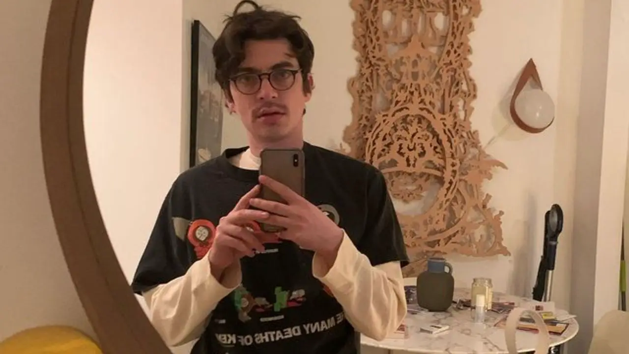 Adam Friedland doesn't have a girlfriend in 2023. celebsindepth.com