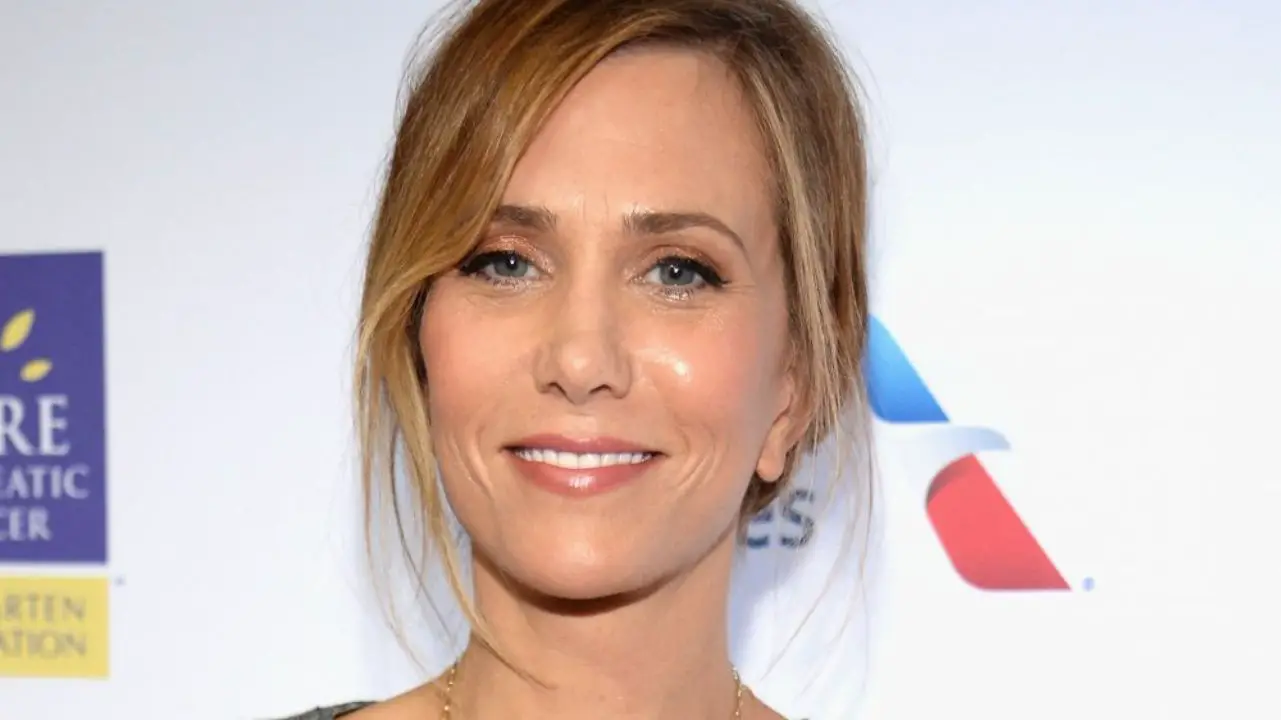 Kristen Wiig said the pressure on actors to have plastic surgery. celebsindepth.com 