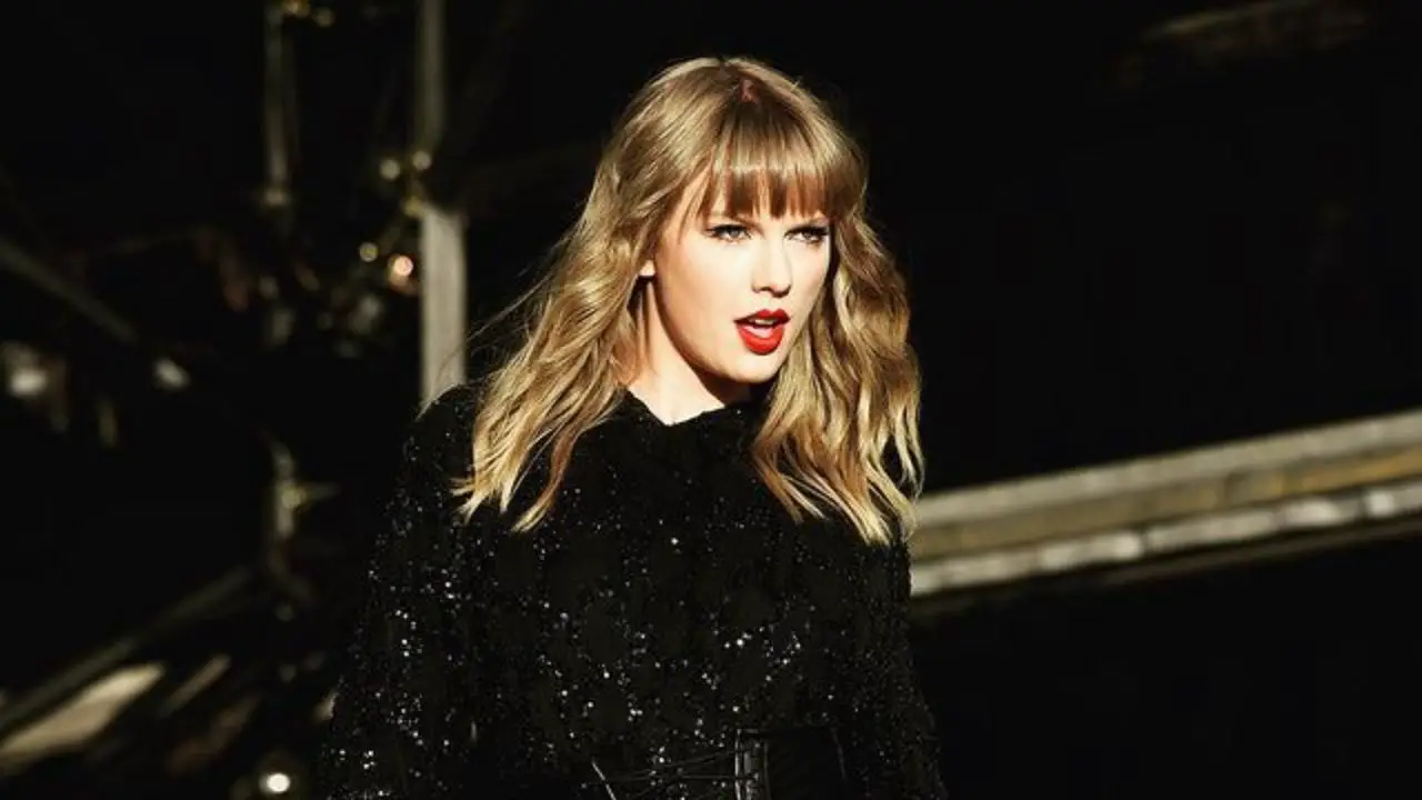 Taylor Swift has unique facial features and has undergone multiple surgeries. celebsindepth.com