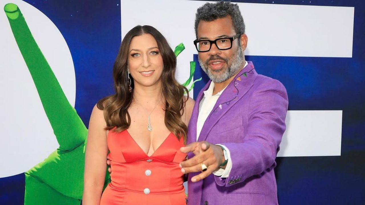 Chelsea Peretti with her husband, Jordan Peele, in an event.