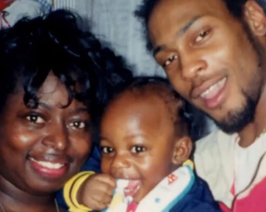 D'Angelo shared a son, Michael, with Angie Stone.
